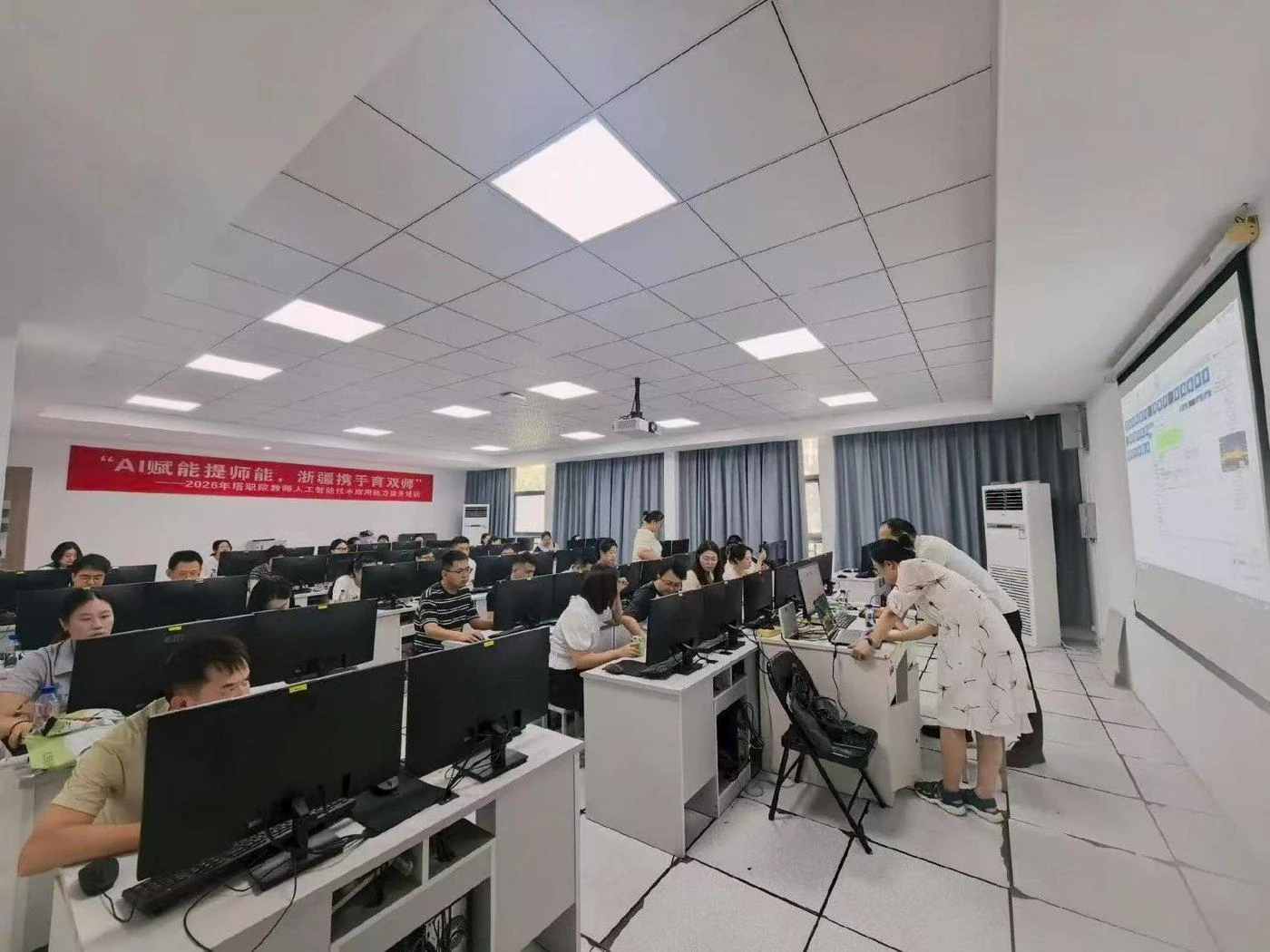 塔职院教师人工智能技术应用能力提升培训课堂