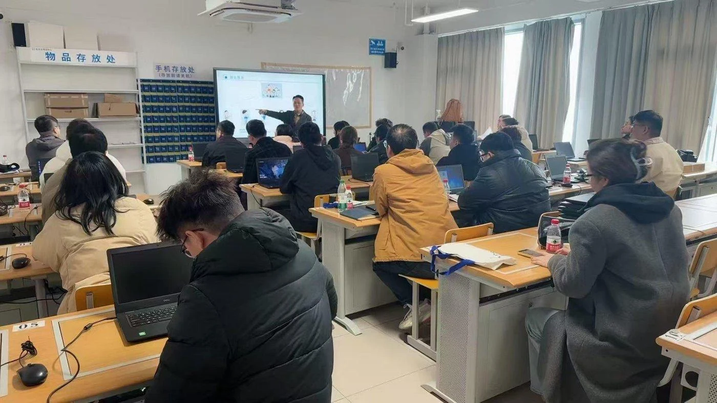 益康教育AI实训课堂,学员使用电脑参与学习